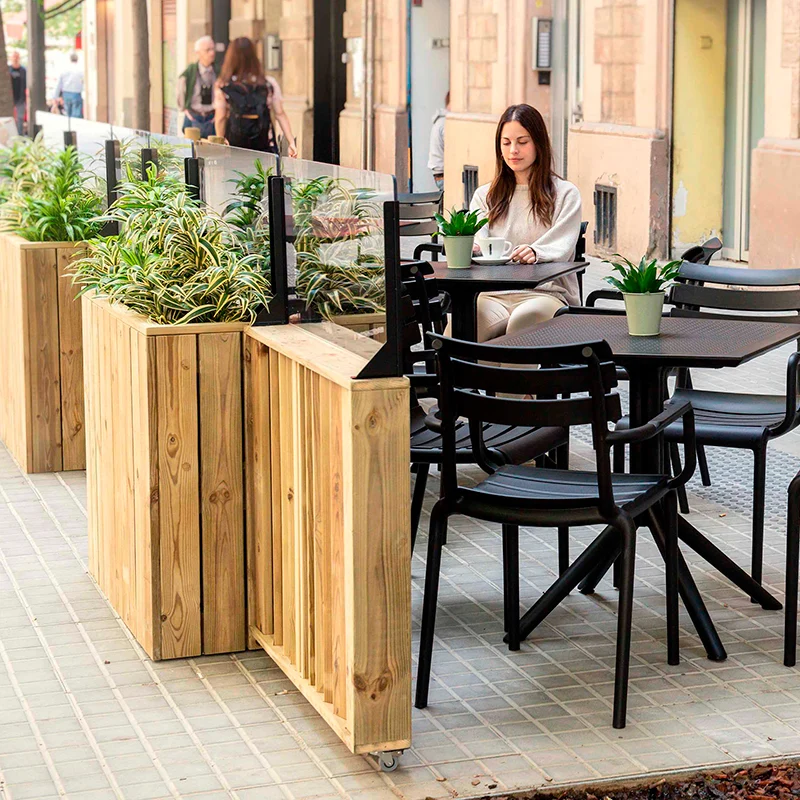 Jardinera de madera fija anclada al suelo con paravientos 75x24x120