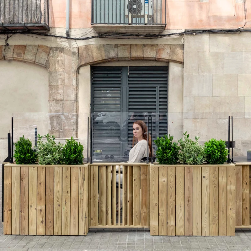 Jardinera de madera fija autoportante con paraviento 100x34'5x140