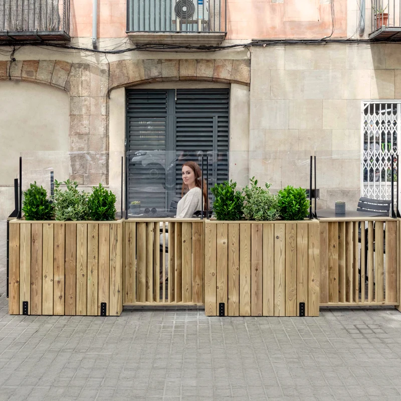 Jardinera de madera fija anclada al suelo 75x24x80