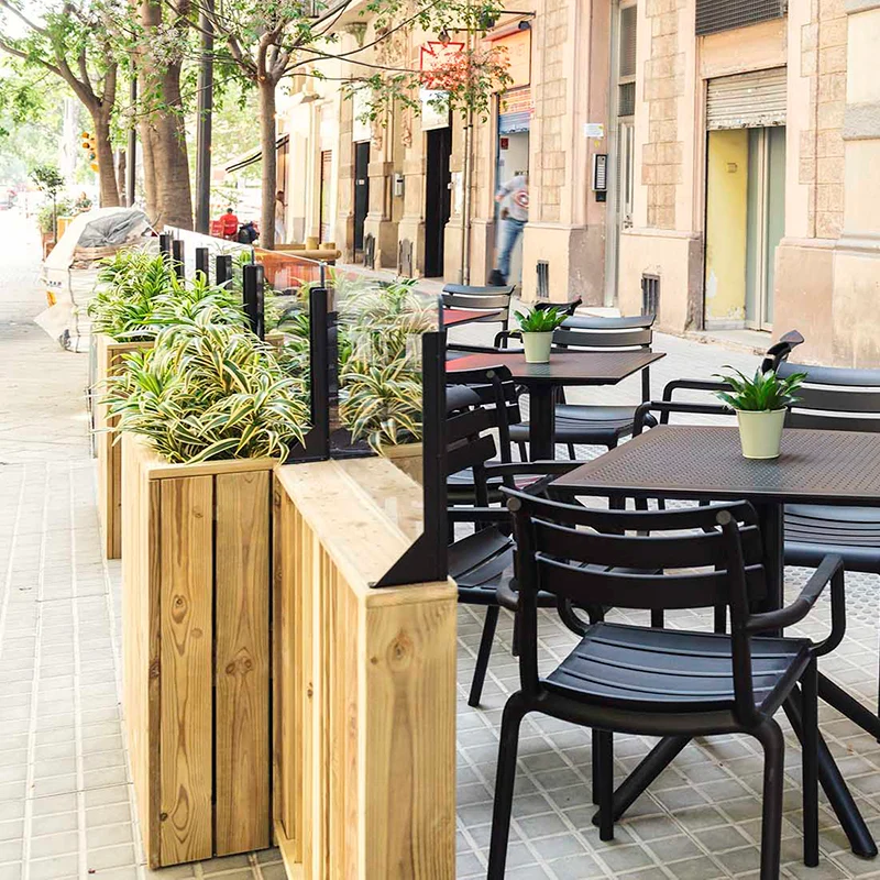 Jardinera de madera fija anclada al suelo con paravientos 100x24x120