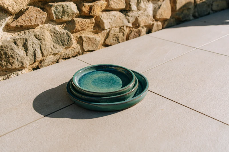 Soucoupe ronde 28cm bleu océan faite à la main en terre cuite émaillée