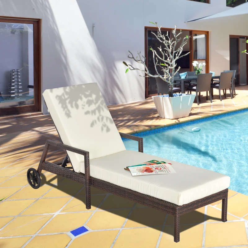 Outsunny Tumbona de Ratán de Jardín con Cojines Acolchados Respaldo Ajustable en 5 Posiciones 2 Ruedas y Tela Extraíble Lavable Carga 160 kg 67x196x96 cm Crema
