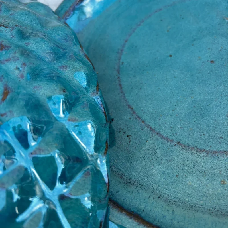 Soucoupe 18cm bleu pétrole faite à la main en terre cuite émaillée