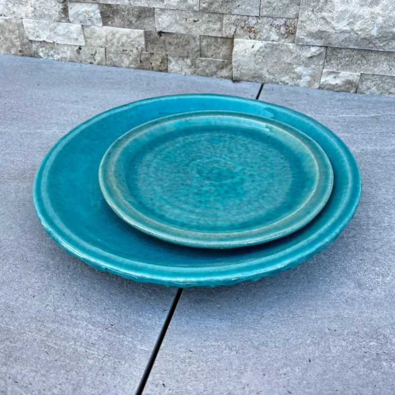 Soucoupe 18cm turquoise faite à la main en terre cuite émaillée