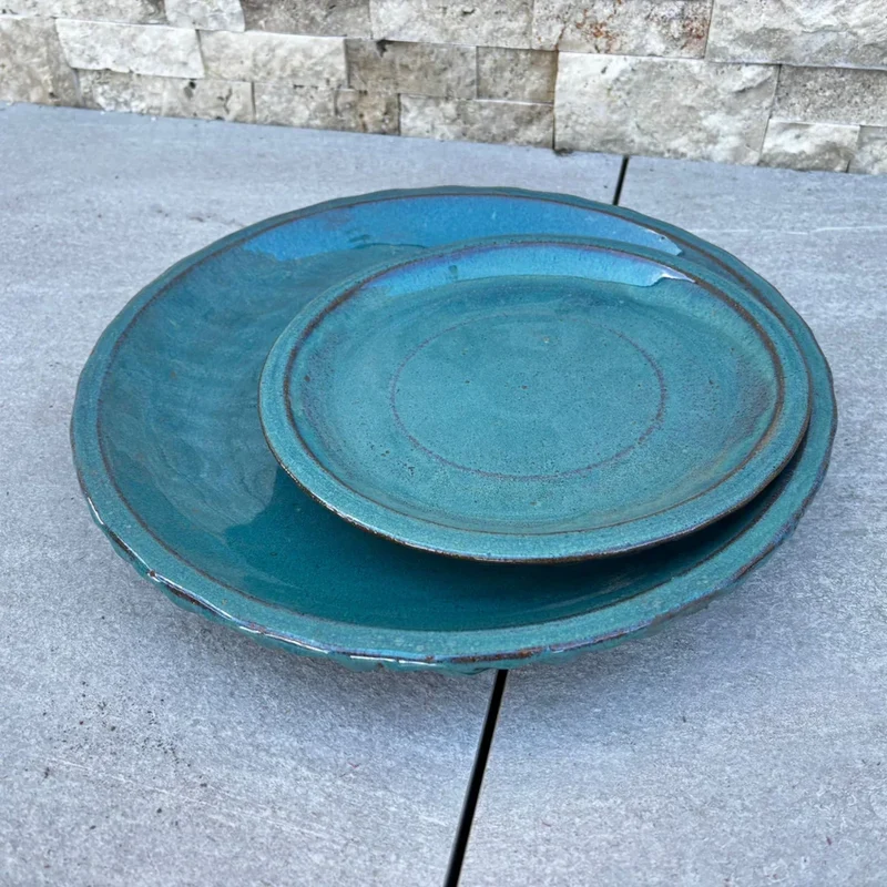 Soucoupe 24cm bleu pétrole faite à la main en terre cuite émaillée