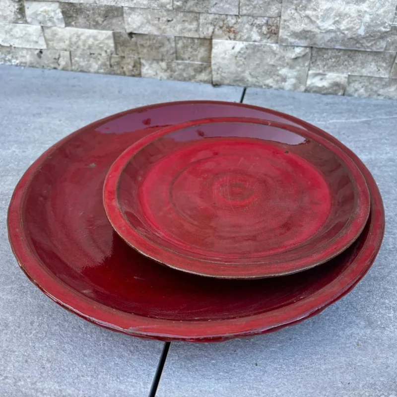 Soucoupe 24cm rouge impérial faite à la main en terre cuite émaillée