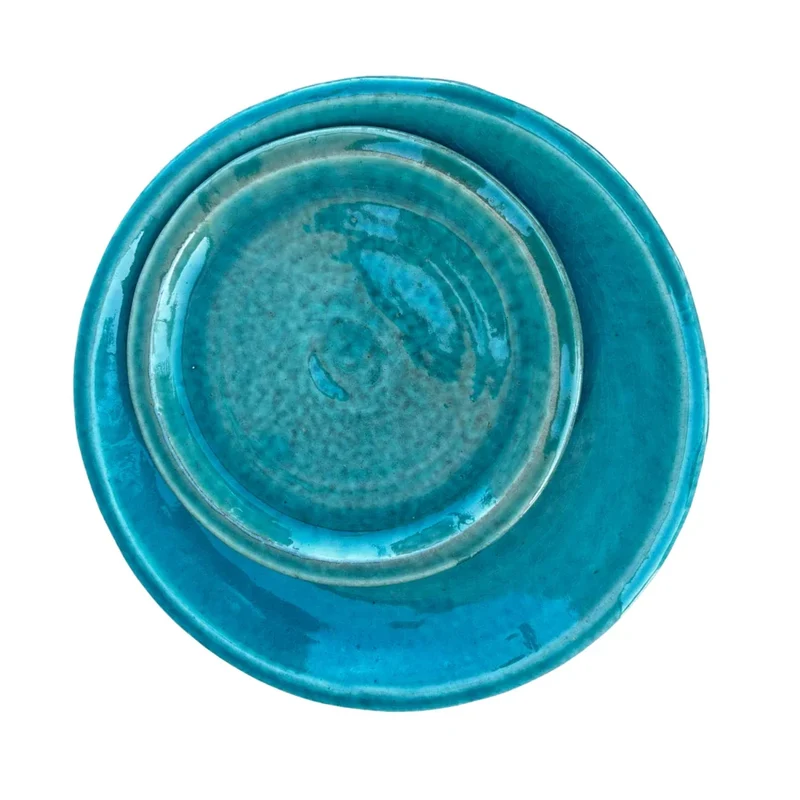 Soucoupe 24cm turquoise faite à la main en terre cuite émaillée