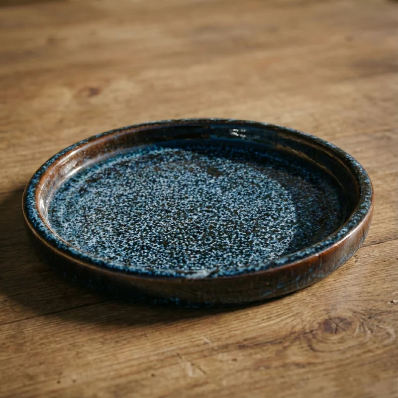 Soucoupe 28cm bleu abysse faite à la main en terre cuite émaillée