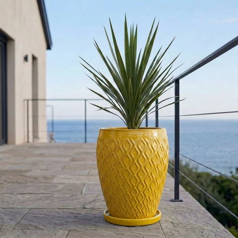 Soucoupe 28cm jaune faite à la main en terre cuite émaillée