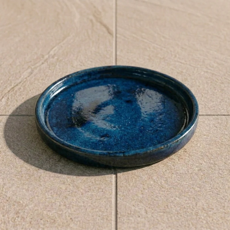 Soucoupe 28cm bleu azur faite à la main en terre cuite émaillée
