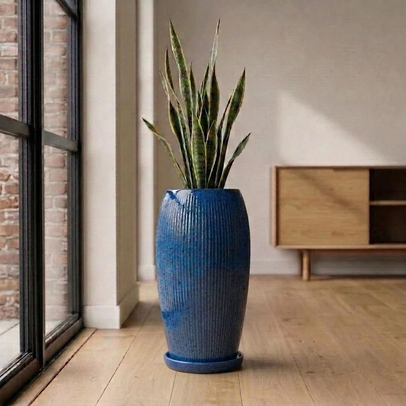 Soucoupe 28cm bleu azur faite à la main en terre cuite émaillée