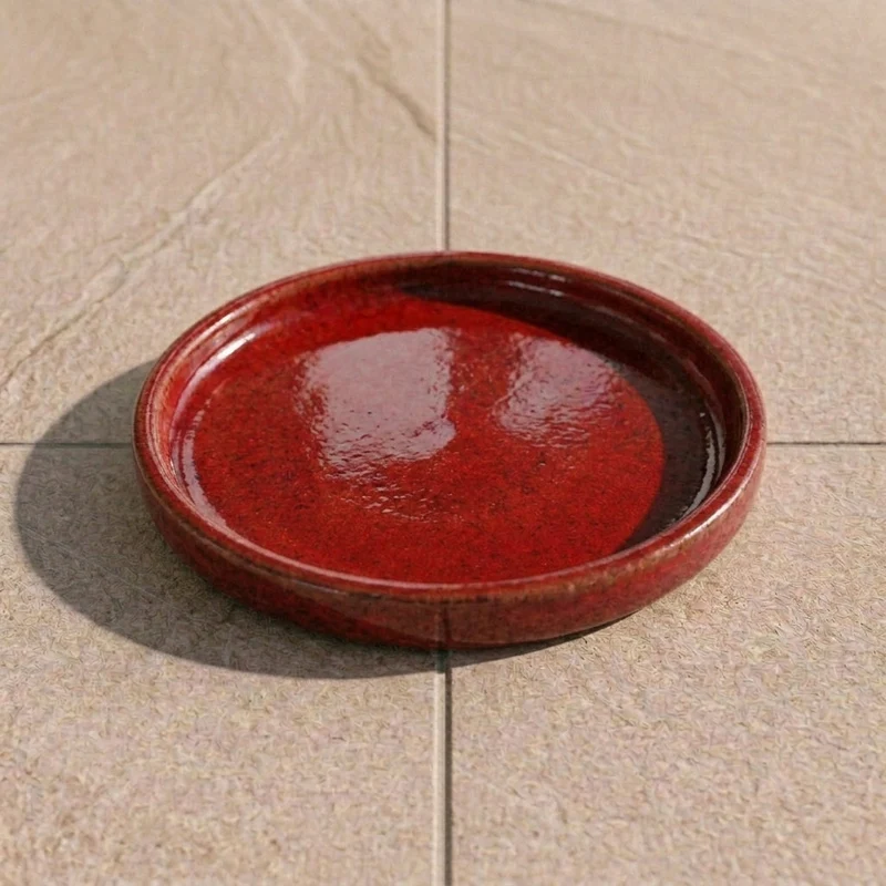 Soucoupe 16cm rouge impérial faite à la main en terre cuite émaillée