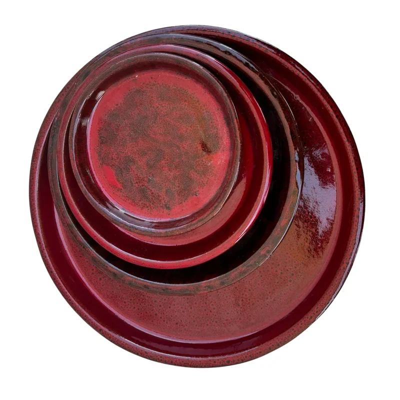 Soucoupe 20cm rouge impérial faite à la main en terre cuite émaillée