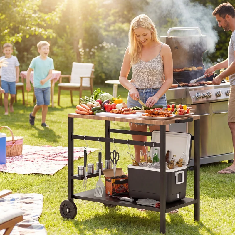 Outsunny Carrito de Barbacoa de 2 Niveles Mesa Auxiliar para Barbacoa Móvil con Ruedas Portabebidas Ganchos Asa Encimera Imitación madera Mesa de Horno de Pizza para Exterior Negro y Marrón
