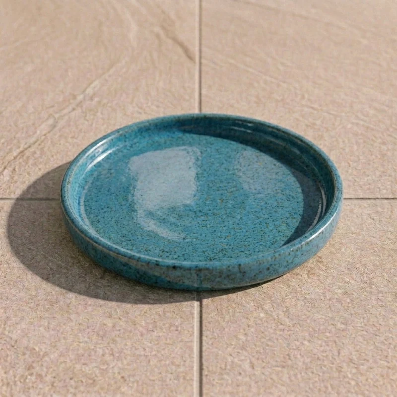 Soucoupe 32cm bleu acier faite à la main en terre cuite émaillée