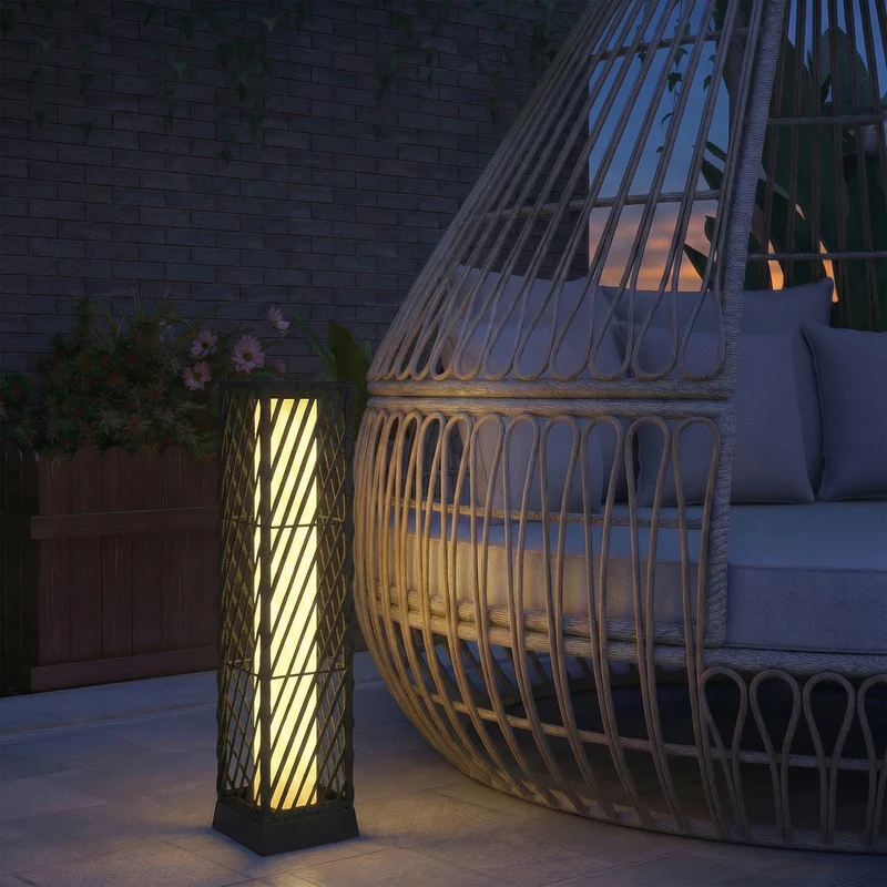 Outsunny Linterna de Jardín de Ratán, Farola Solar Exterior con Luces LED Encendido y Apagado Automático, Impermeable, IP44, Lámpara de pie para Terraza, Balcón, Patio, 16x16x68 cm, Negro