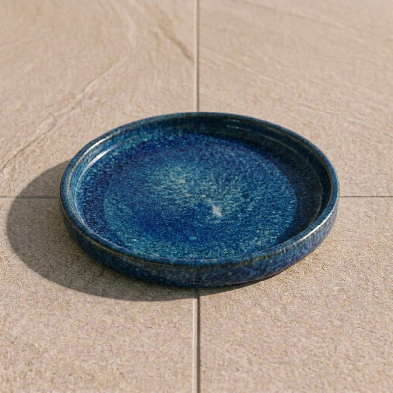 Soucoupe 19cm bleu outremer faite à la main en terre cuite émaillée