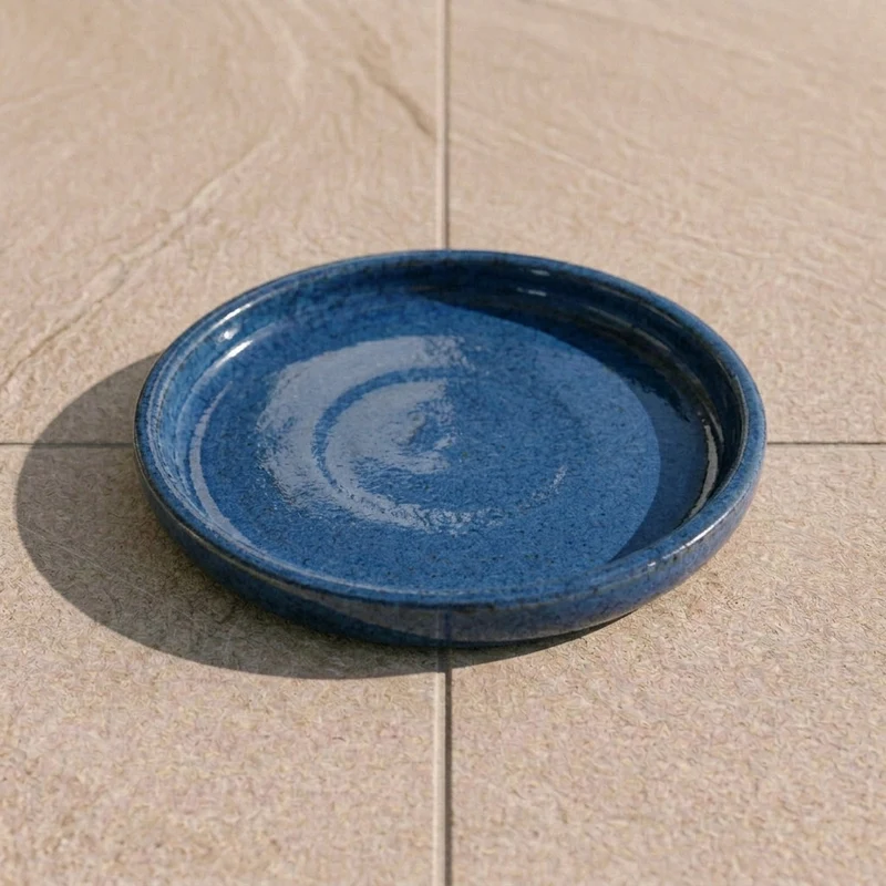 Soucoupe 20cm bleu antique faite à la main en terre cuite émaillée