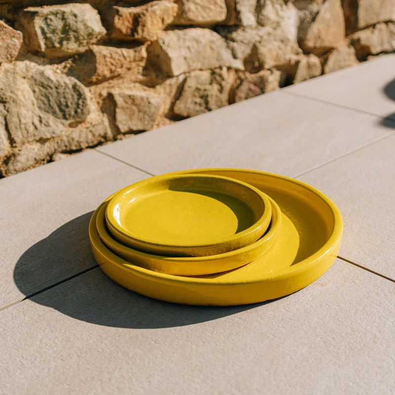 Soucoupe 17cm jaune faite à la main en terre cuite émaillée