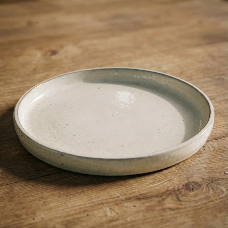 Soucoupe 17cm crème faite à la main en terre cuite émaillée