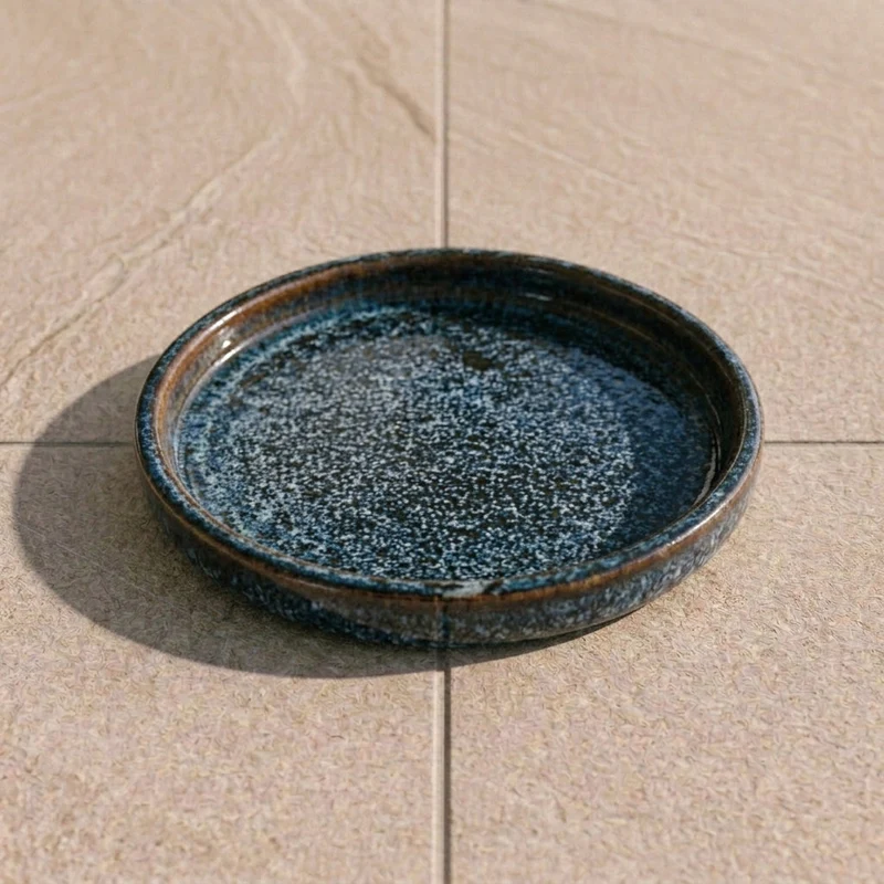 Soucoupe 20cm bleu abysse faite à la main en terre cuite émaillée