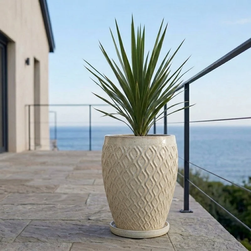 Soucoupe 21cm crème faite à la main en terre cuite émaillée