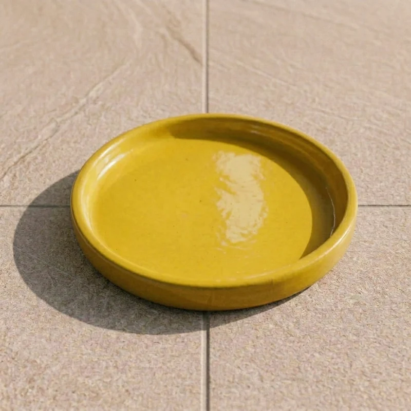 Soucoupe 21cm jaune faite à la main en terre cuite émaillée