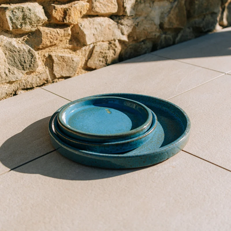 Soucoupe 21cm bleu acier faite à la main en terre cuite émaillée