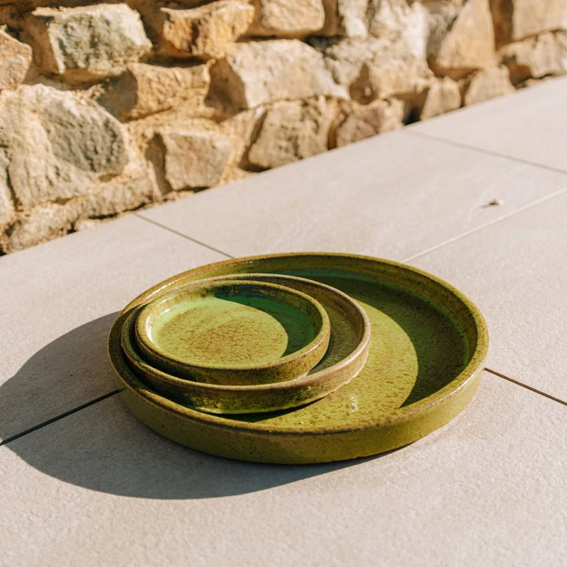 Soucoupe 21cm vert de lac faite à la main en terre cuite émaillée
